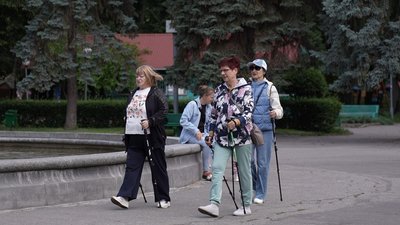 Скандинавська ходьба у Вінниці: пенсіонерки зміцнюють здоров’я та настрій на прогулянках з палицями Скандинавська ходьба у Вінниці: пенсіонерки зміцнюють здоров’я та настрій на прогулянках з палицями