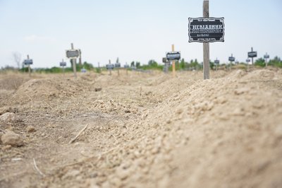 На цих могилах немає імен: у Миколаєві поховали 76 невідомих військових На цих могилах немає імен: у Миколаєві поховали 76 невідомих військових