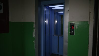 Тріщини, патьоки на стінах та недороблені відкоси: який вигляд після ремонту має будинок на Чорновола у Чернігові Тріщини, патьоки на стінах та недороблені відкоси: який вигляд після ремонту має будинок на Чорновола у Чернігові
