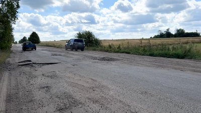 «Напрямок, а не дорога»: коли відремонтують дорогу біля Сосниці на Чернігівщині, 15 км якої водії долають за 40 хв «Напрямок, а не дорога»: коли відремонтують дорогу біля Сосниці на Чернігівщині, 15 км якої водії долають за 40 хв