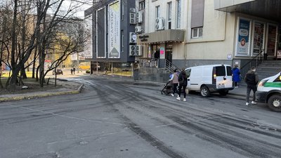 Горів автомобіль у Рівному. Були травмовані двоє чоловіків, один — у критичному стані Горів автомобіль у Рівному. Були травмовані двоє чоловіків, один — у критичному стані