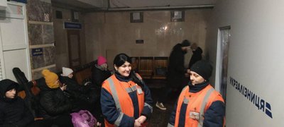 На Центральному вокзалі пасажири очікують поїзди в укриттях На Центральному вокзалі пасажири очікують поїзди в укриттях
