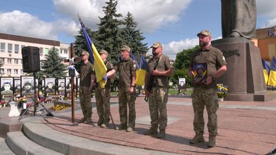 "Він до останнього вірив в перемогу": з військовим Михайлом Рудим попрощалися у Рівному "Він до останнього вірив в перемогу": з військовим Михайлом Рудим попрощалися у Рівному