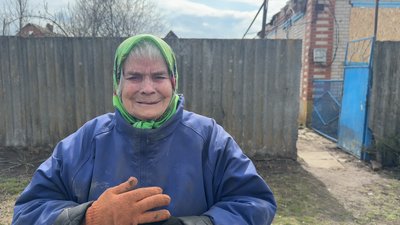 “Повилітало все. Ми у ванну заховалися”. Жителі Майдану лагодять зруйновані будинки після обстрілу і виїжджають “Повилітало все. Ми у ванну заховалися”. Жителі Майдану лагодять зруйновані будинки після обстрілу і виїжджають