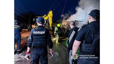 Атака дронів на Прилуки: загинули п'ятеро людей, серед яких однорічна дитина Атака дронів на Прилуки: загинули п'ятеро людей, серед яких однорічна дитина
