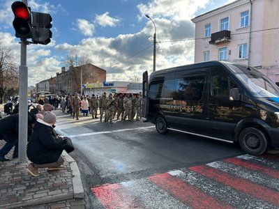 Прощальна процесія на похованні Олександра Сухомліна, Умань, 18 грудня 2024 року Прощальна процесія на похованні Олександра Сухомліна, Умань, 18 грудня 2024 року