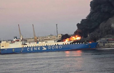 В Одесі після вибухів спалахнуло судно: є травмований В Одесі після вибухів спалахнуло судно: є травмований