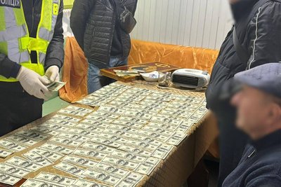 Правоохоронці Житомирщини повідомили про підозру в отриманні хабаря посадовцю сільської ради та двом депутатам Правоохоронці Житомирщини повідомили про підозру в отриманні хабаря посадовцю сільської ради та двом депутатам