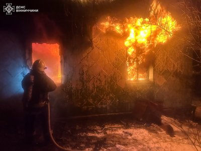 Горіли будинки та лазня: на Вінниччині 3 січня ліквідували 7 пожеж Горіли будинки та лазня: на Вінниччині 3 січня ліквідували 7 пожеж