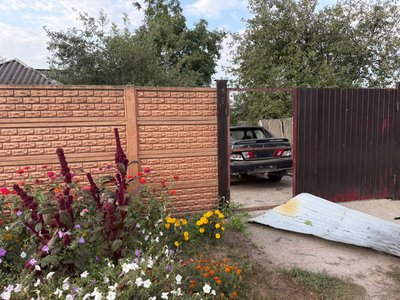 Автівка, яка була пошкоджена через влучання російського дрона у Золочеві ввечері 11 вересня 2026 року