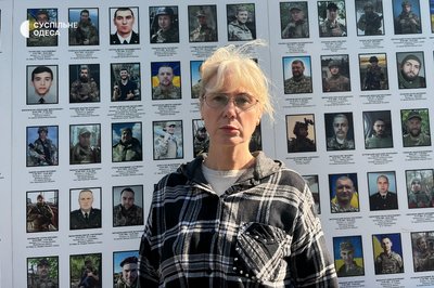 В Одесі дружини загиблих військових висадили лаванду біля "Стіни пам’яті"
