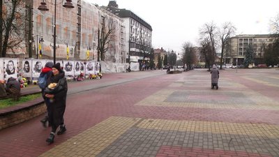 Площа, на якій до повномасштабного вторгнення ставили центральну ялинку Хмельницького Площа, на якій до повномасштабного вторгнення ставили центральну ялинку Хмельницького