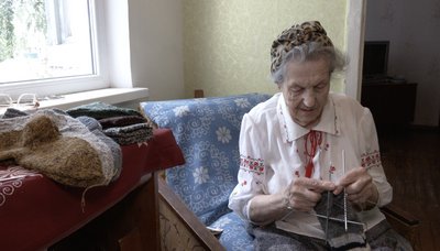 92-річна волонтерка вʼяже шкарпетки для військових 92-річна волонтерка вʼяже шкарпетки для військових