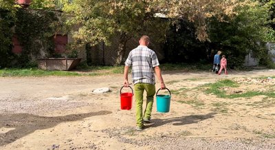 У Миколаєві жителі двох мікрорайонів третій день без води: мережу пошкодив російський снаряд У Миколаєві жителі двох мікрорайонів третій день без води: мережу пошкодив російський снаряд