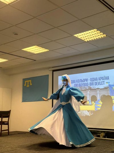 "Eki bayraq - bir memleket": Belçikada Qırımtatar bayrağı kününe bağışlanğan tedbir keçiruldi "Eki bayraq - bir memleket": Belçikada Qırımtatar bayrağı kününe bağışlanğan tedbir keçiruldi