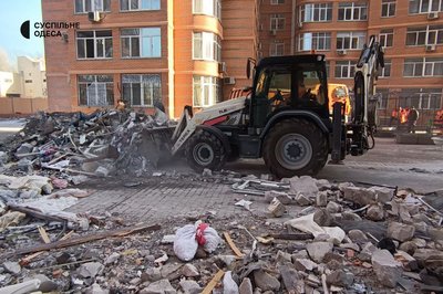 В Одесі у багатоповерхівці прибирають наслідки від атаки РФ. ФОТО В Одесі у багатоповерхівці прибирають наслідки від атаки РФ. ФОТО