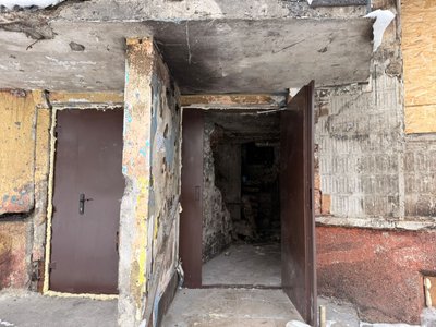 Вхідні двері в підʼїзд, 15 квітня, будинок, тернопіль Вхідні двері в підʼїзд, 15 квітня, будинок, тернопіль