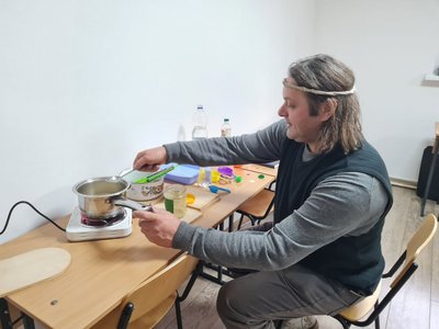 Із яблучних решток: житомирський біодизайнер розробляє технологію виготовлення екопідошви для взуття