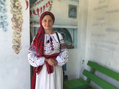 "Тату, я хочу розмалювати цю зупинку" — уродженка Житомирщини Оксана Гелевей "Тату, я хочу розмалювати цю зупинку" — уродженка Житомирщини Оксана Гелевей