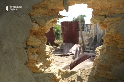 "Ракета пролетіла через вікно у сусідній будинок": наслідки удару РФ по Одеському району 14 липня "Ракета пролетіла через вікно у сусідній будинок": наслідки удару РФ по Одеському району 14 липня
