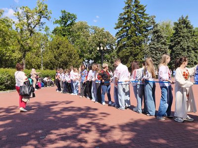 У Дніпрі на пам’ятники Тарасові Шевченку та Олександрові Полю одягли патріотичні вбрання У Дніпрі на пам’ятники Тарасові Шевченку та Олександрові Полю одягли патріотичні вбрання