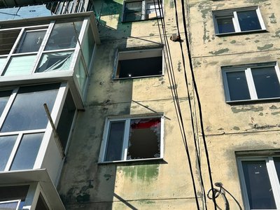Прибирають скло й забивають вікна. У Павлограді долають наслідки дронової атаки Прибирають скло й забивають вікна. У Павлограді долають наслідки дронової атаки