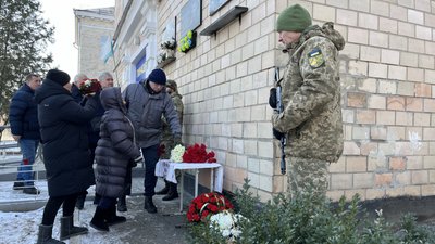 У Полтаві відкрили меморіальне дошку на честь воїна Віктора Перцюха У Полтаві відкрили меморіальне дошку на честь воїна Віктора Перцюха