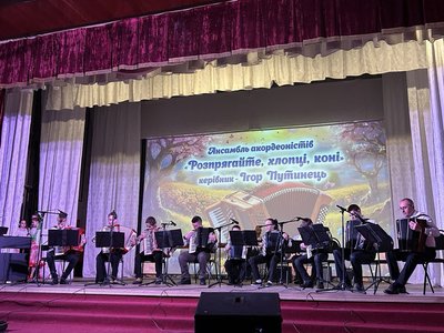 Співали та збирали гроші на ЗСУ: на Черкащині відбувся доброчинний концерт Співали та збирали гроші на ЗСУ: на Черкащині відбувся доброчинний концерт
