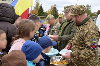 Забіг, польова кухня, діти, військові Забіг, польова кухня, діти, військові