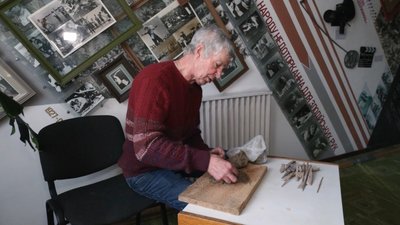 Маски на Чернігівщині: чоловік зробив 38 керамічних масок за твором Гоголя Маски на Чернігівщині: чоловік зробив 38 керамічних масок за твором Гоголя