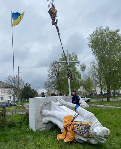 На Львівщині демонтували ще два радянських пам'ятники На Львівщині демонтували ще два радянських пам'ятники