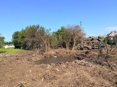 Вирва на подвір'ї піля удару РФ по Ізюму Вирва на подвір'ї піля удару РФ по Ізюму