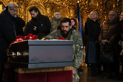"Трагедія, яку не можна пробачити": у Києві попрощалися з загиблим на війні Василем Ратушним "Трагедія, яку не можна пробачити": у Києві попрощалися з загиблим на війні Василем Ратушним