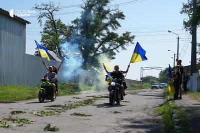 Молодь на мотоциклах супроводжує автомобілі, які везуть тіла вбитих Максима та Романа Мосейчуків з морга додому у день прощання з ними в Калинівці. Київщина, 15 липня 2026 року Молодь на мотоциклах супроводжує автомобілі, які везуть тіла вбитих Максима та Романа Мосейчуків з морга додому у день прощання з ними в Калинівці. Київщина, 15 липня 2026 року
