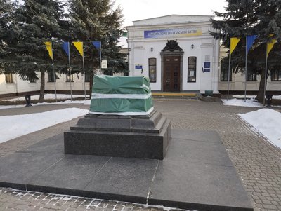 У Полтаві демонтували пам’ятник Петру І У Полтаві демонтували пам’ятник Петру І