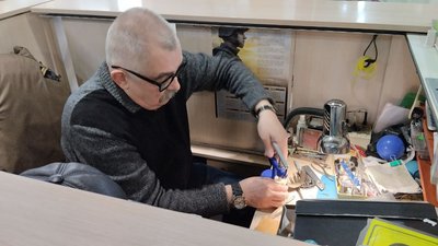 Житомирський годинникар відремонтував понад три мільйони годинників Житомирський годинникар відремонтував понад три мільйони годинників