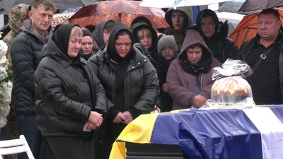 "Тільки найкращі спогади про нього": з 29-річним молодшим сержантом Богданом Олешком попрощалися у Рівному "Тільки найкращі спогади про нього": з 29-річним молодшим сержантом Богданом Олешком попрощалися у Рівному