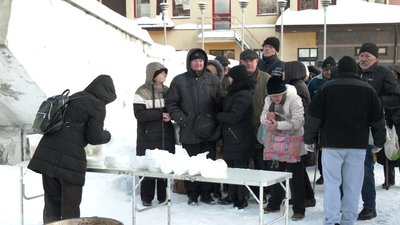 "Дуже смачно!": безкоштовні обіди роздають нужденним у морозну погоду "Дуже смачно!": безкоштовні обіди роздають нужденним у морозну погоду