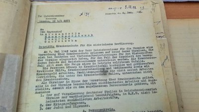 Списки євреїв, окупаційна газета, протоколи допитів: у держархіві Кіровоградщини показали документи про Голокост Списки євреїв, окупаційна газета, протоколи допитів: у держархіві Кіровоградщини показали документи про Голокост