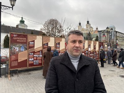 Вулична виставку "Церковний рашизм" у Кременці, Тернопільщина, 12 грудня 2025 року Вулична виставку "Церковний рашизм" у Кременці, Тернопільщина, 12 грудня 2025 року