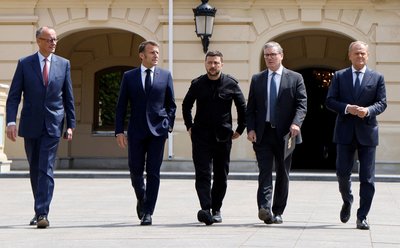 Фрідріх Мерц, Еммануель Макрон, Володимир Зеленський, Кір Стармер та Дональд Туск у Києві 10 травня 2025 року Фрідріх Мерц, Еммануель Макрон, Володимир Зеленський, Кір Стармер та Дональд Туск у Києві 10 травня 2025 року