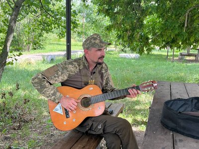 Підірвався на міні, втратив ногу, але повернувся на фронт. Як продовжує служити сапер 128-ї бригади ТрО Дніпра Підірвався на міні, втратив ногу, але повернувся на фронт. Як продовжує служити сапер 128-ї бригади ТрО Дніпра