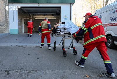 Медики перевозять хворого з лікарні у Дніпровському районі Херсона 19 листопада 2024 року Медики перевозять хворого з лікарні у Дніпровському районі Херсона 19 листопада 2024 року