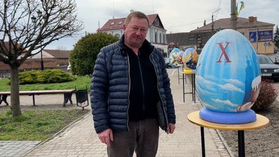 "Одна краща іншої": на алеї в центрі Дубна на Рівненщині встановили 16 писанок