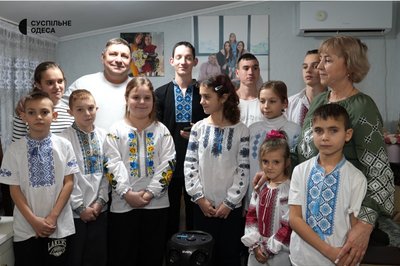 "Зараз у нас 11 дітей": на Одещині подружжя створило дитячий будинок сімейного типу