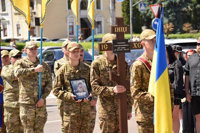 У Черкасах відбувся чин прощання із закатованим в полоні азовцем Олександром Крохмалюком У Черкасах відбувся чин прощання із закатованим в полоні азовцем Олександром Крохмалюком