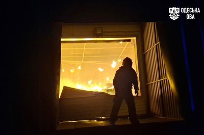 На Одещині через обстріл загорілися склади із продуктами На Одещині через обстріл загорілися склади із продуктами
