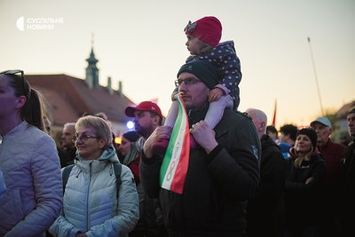 Прихильники лідери опозиційної угорської партії "Тиса" Петера Мадяря слухають його виступ у Ваці. Угорщина, 7 квітня 2026 року