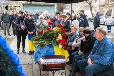 "Ми шукали і до останнього вірили, що він живий": в Одесі попрощалися з 31-річним військовим Ігорем Яциком "Ми шукали і до останнього вірили, що він живий": в Одесі попрощалися з 31-річним військовим Ігорем Яциком