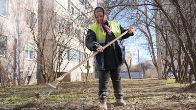 Понад 40 років дбає про чистоту дворів: історія комунальниці з Вінниці Понад 40 років дбає про чистоту дворів: історія комунальниці з Вінниці